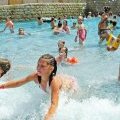 Enfants dans la piscine à vagues du Léveno, le magnifique camping club de la (...)