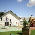 Enfants jouant sur le portique du Kid's club du camping le Léveno dans le (...)