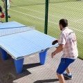 Partie de ping-pong entre amis sur le camping le Léveno proche de la ville (...)
