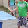 Petit garçon au tournoi de ping-pong