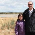 Un père et sa fille visitent les marais salants de Guérande