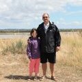 Un père et sa fille visitent les marais salants de Guérande