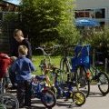 Les enfants et leurs vélos sur le camping Léveno proche de la (...)