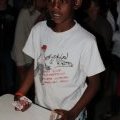 Enfant qui fait un tour de magie avec des cartes