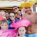 Des vacanciers en famille au camping de Léveno