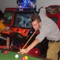 Ados dans la salle de jeux