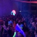 Les vacanciers à la soirée fluo