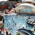 Vue de l'extérieur sur la piscine couverte et chauffée du camping 4 étoiles (…)