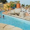 Transats am Rande des Flusses in Bojen