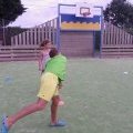 Enfants s'amusant sur le terrain multisports