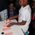 Petit garçon présente un tour de magie avec des cartes