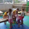 Enfants et animatrices au kid's club