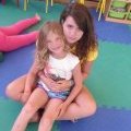 Animatrice et petite fille