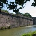 Blick des douves ein Befestigungsanlage, der gestärkt ist und sein(ihr) Turm
