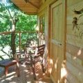 La terrasse d'une cabane perchée dans les arbres