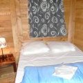 Chambre avec lit double dans une cabane perchée