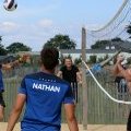 Partie de volley avec les animateurs sur le camping le Léveno situé proche (…)
