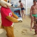 Capi la mascotte de Léveno et un enfant