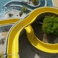 Vue du dessus sur le toboggan jaune du domaine le léveno à Guérande dans le 44