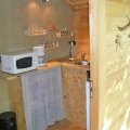 Le coin cuisine dans une cabane perchées