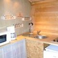 La cuisine dans une cabane perchée dans les arbres