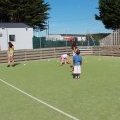 Partie de basketball au terrain multisports du camping de Léveno!