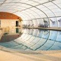 Piscine couverte et chauffee avec pataugeoire pour enfants dans le camping (…)