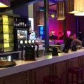 Le comptoir du bar illuminé pour la soirée
