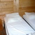 Une chambre avec 2 lits simples dans une cabane perchée