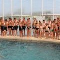Goupe de jeunes à la piscine couverte