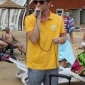 Un animateur annonce les activités du jour à la piscine