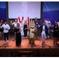 Interprétation du spectacle mamma mia par les animateurs du camping de Leveno
