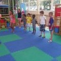 Les enfants s'amusent au club enfant tous ensemble