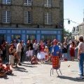 Straßenschauspiel(Straßenvorstellung) vor der Befestigungsanlage
