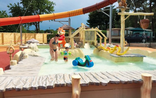 L aire de jeux aquatique pour les enfants du camping Léveno en presqu'île guérandaise {JPEG}