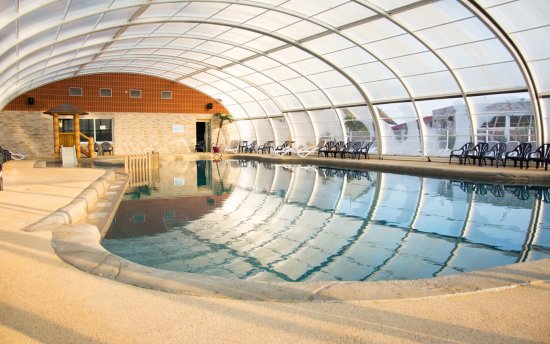 Piscine couverte et chauffee avec pataugeoire pour enfants dans le camping de Guerande {JPEG}