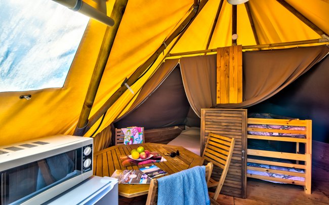 Intérieur Tipi 4 places Domaine de Léveno à Guérande