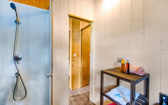 Salle de bain Cabane perchée 4 places Domaine de Léveno à Guérande