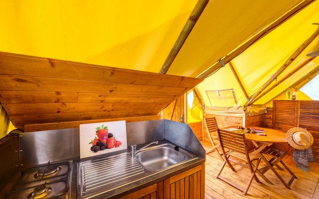Cuisine Cabane Trappeur 5 places Domaine de Léveno à Guérande