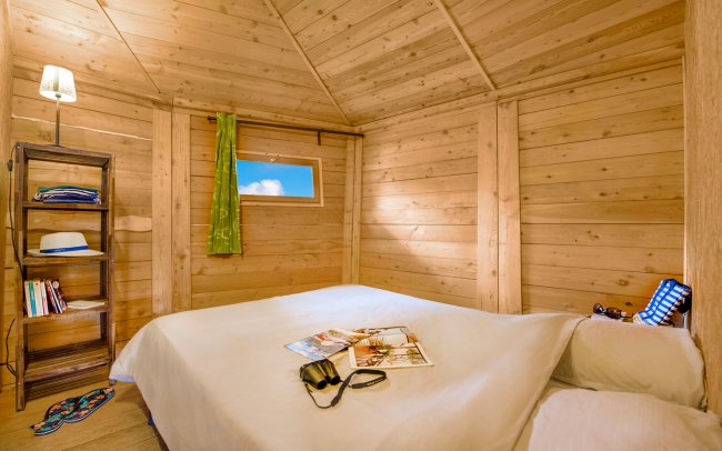 Chambre parentale Cabane perchée 4 places Domaine de Léveno à Guérande