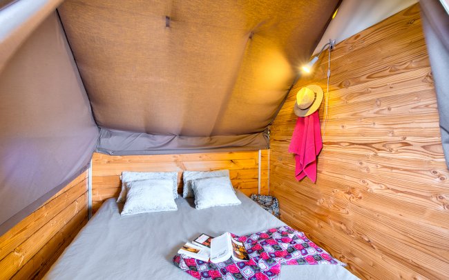 Chambre parentale Cabane Trappeur 5 places Domaine de Léveno à Guérande